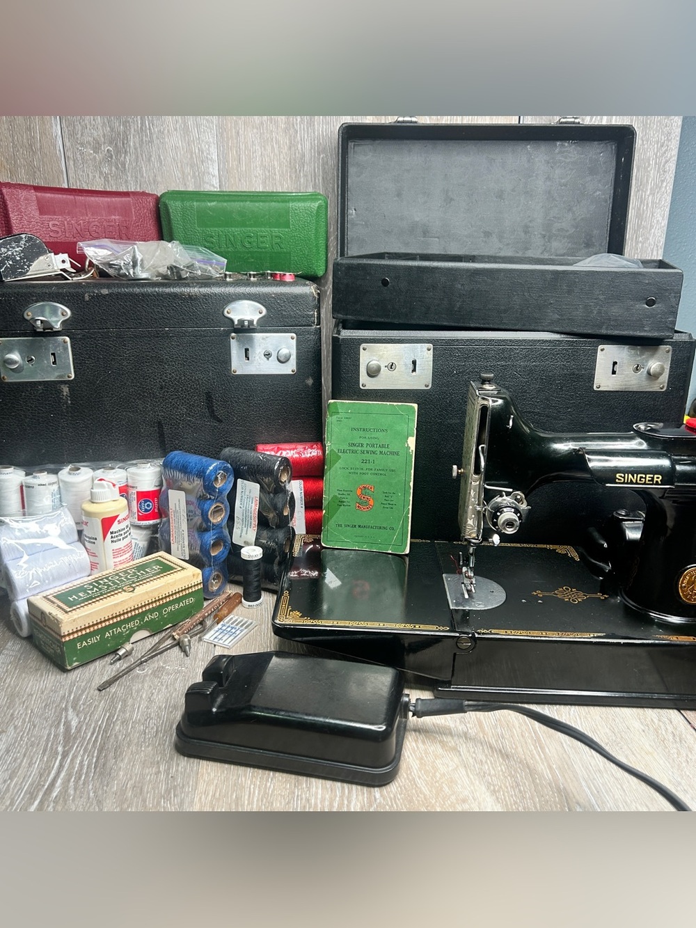 Vintage Singer 221K Featherweight Sewing Machine MEGA ASSRY Lot + 2 Cases